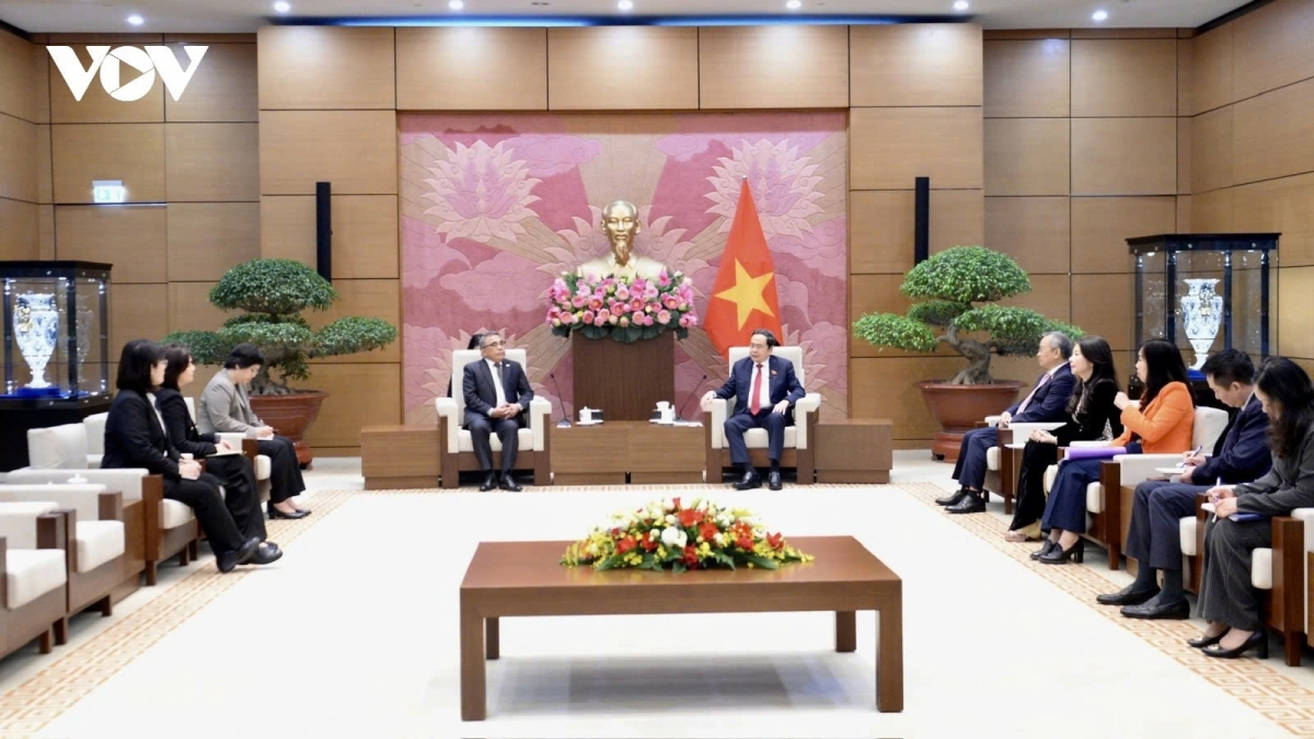 Top legislator receives outgoing ambassadors of Cambodia, US, Philippines